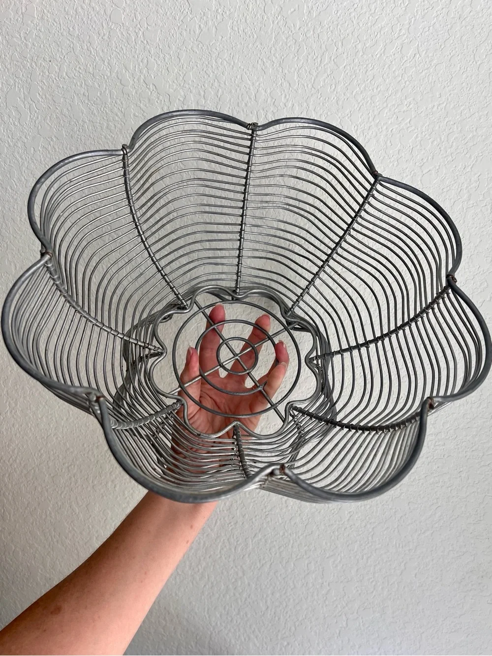 Vintage Metal Wire Fruit Basket Granny Kitchen Centerpiece Pedestal Bowl MCM